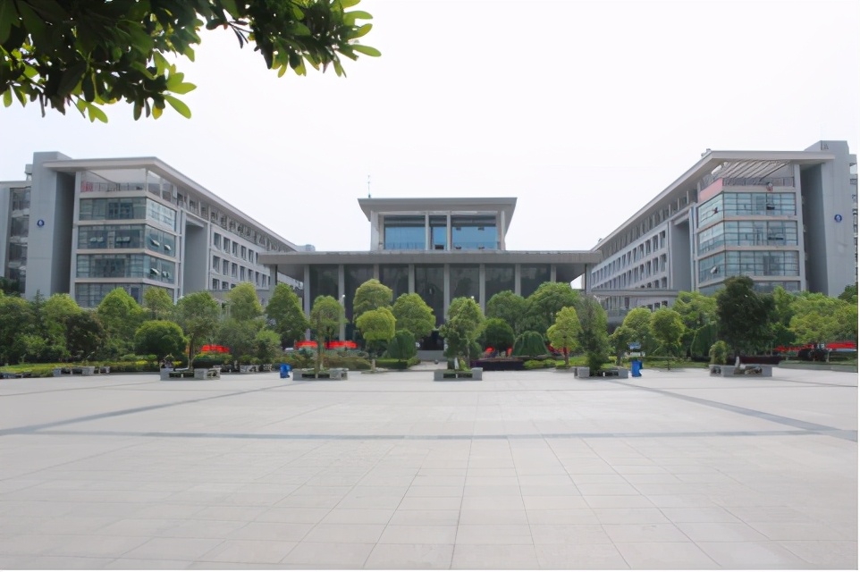 【今日头条】喜讯:湖北广播电视大学荣获省级文明单位(校园)荣誉称号